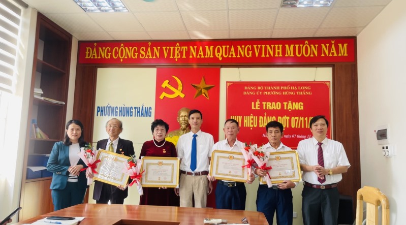 Phường Hùng Thắng tổ chức trao Huy hiệu Đảng đợt 7/11/2022
