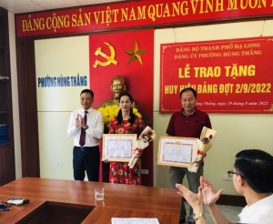 Đảng uỷ phường Hùng Thắng tổ chức trao tặng huy hiệu Đảng đợt 2/9/2022