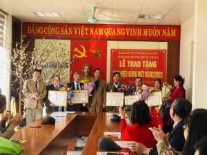Phường Hùng Thắng tổ chức trao Huy hiệu Đảng đợt 3/2/2023