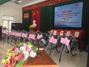 Phường Hùng Thắng phối hợp cùng các đơn vị, nhà hảo tâm trao tặng xe đạp cho các em có hoàn cảnh khó khăn trên địa bàn.
