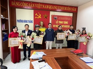 Phường Hùng Thắng tổ chức trao Huy hiệu Đảng đợt 3/2/2024