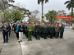 phường Hùng Thắng tổ chức dâng hương tại nhà bia tưởng niệm nhân dịp Tết nguyên đán Giáp Thìn 2024